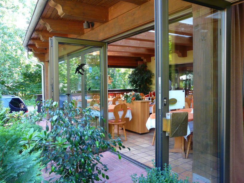 In unserem Raucherbereich mit Kamin kann man es sich gemütlich machen